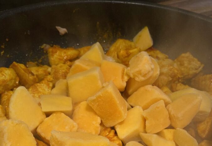 Mango-Kokos-Curry-Hähnchen Reispfanne